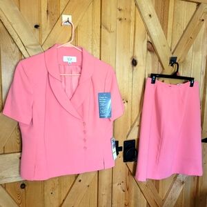 Le Suit 2 pc set  Suit 14P Petite "Peach Me" Looks More Pink